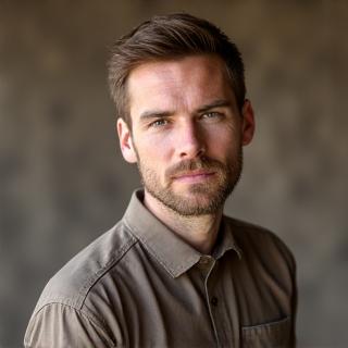 Professionelles Porträt von Lukas Weber, einem erfahrenen Schreiner und Restaurator bei Holzriff